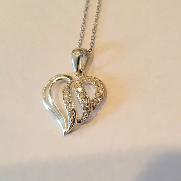 925 Sterling silver heart and chain with 17 czs!! - Picture 2 of 9